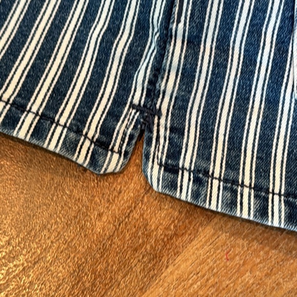 AMERICAN EAGLE • STRIPED HI-RISE SHORTIE • Size 00 Summer Shorts - Picture 10 of 11